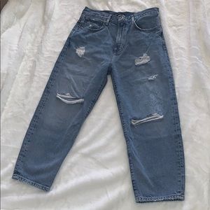 Super cute high rise Levi’s ripped jeans!